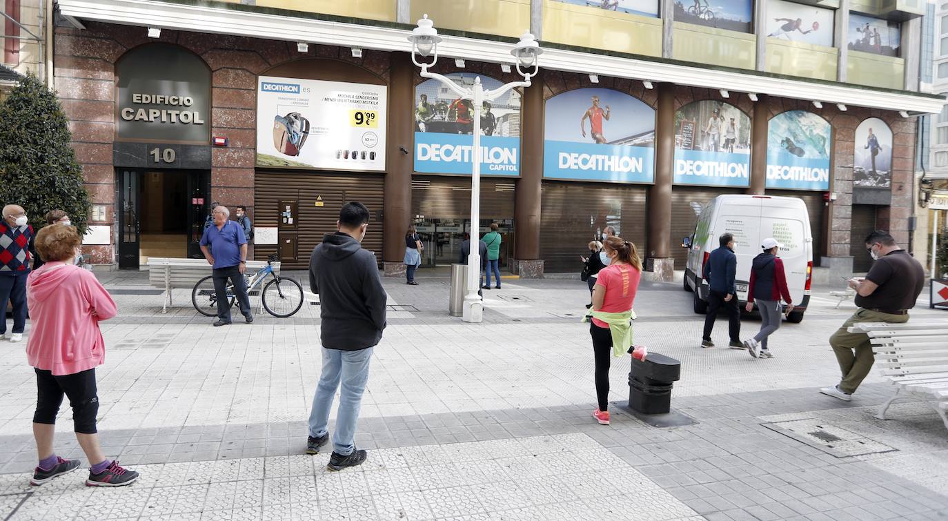 Decenas de clientes aguardan cola para acceder al Decathlon de Bilbao. / Efe