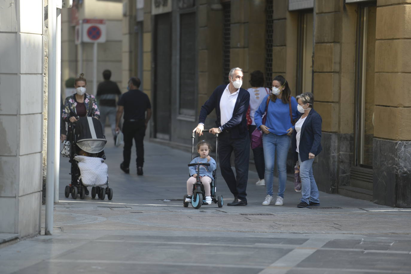 Ambiente en Bilbao el día que abren los centros comerciales. / Yvonne Iturgaiz.