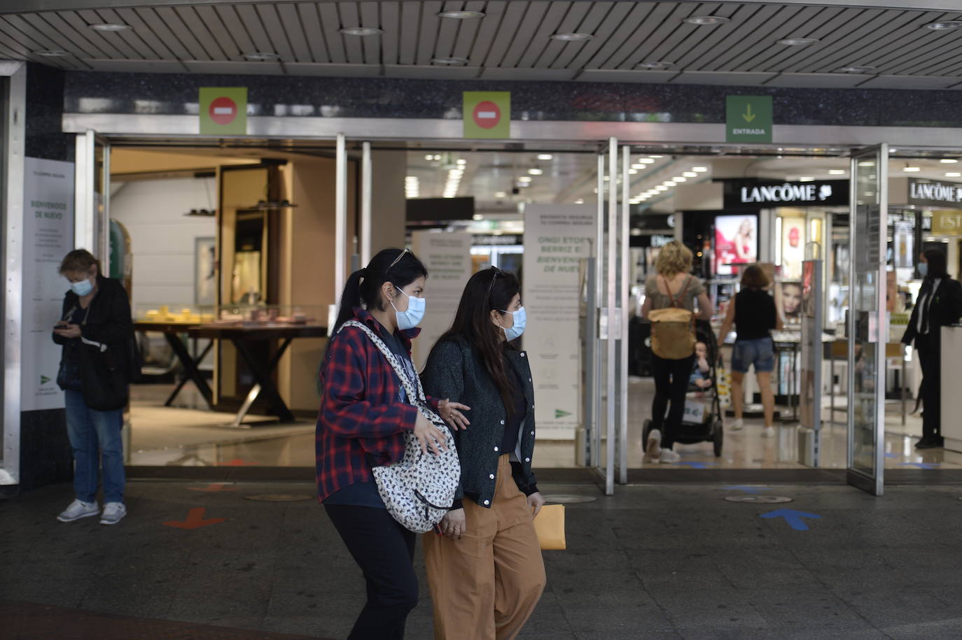 Fotos: Abren los centros comerciales en Bizkaia