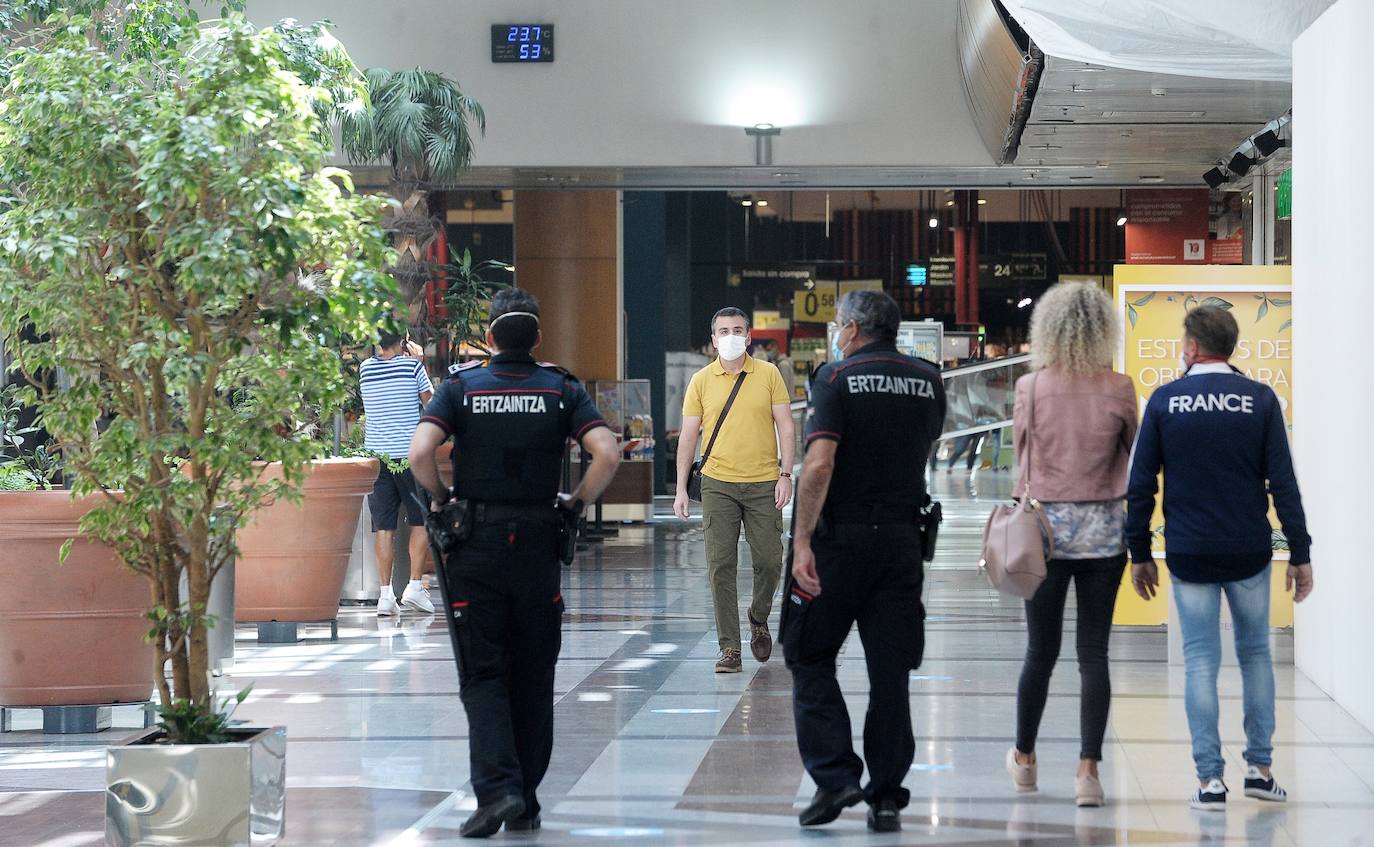 Dos agentes de la Ertzaintza en el interior de Artea.