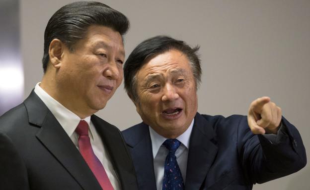 Xi Jinping, presidente de China (izquierda) junto a Ren Zhengfei, fundador de Huawei