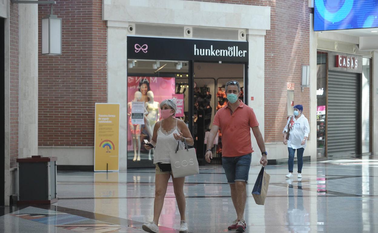 Clientes en el centro comercial Zubiarte de Bilbao.