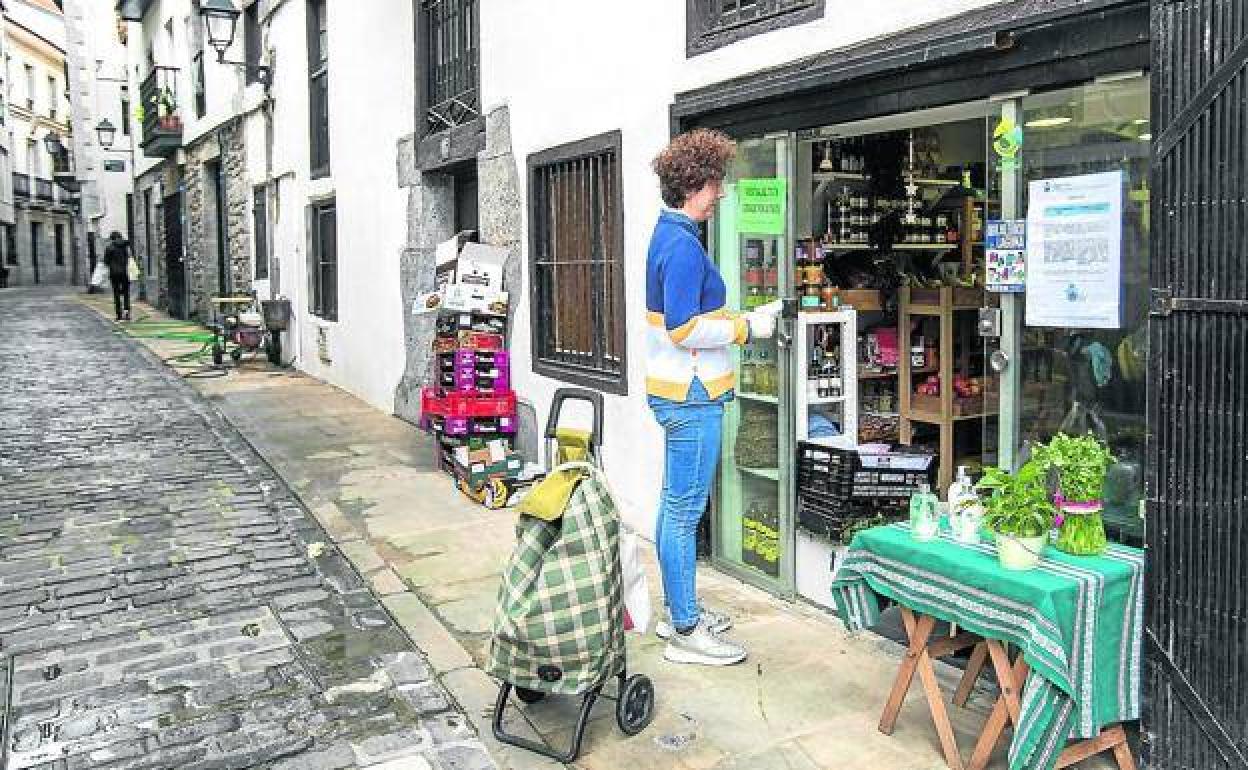 Una vecina de Lekeitio realiza sus compras en uno de los comercios de la villa