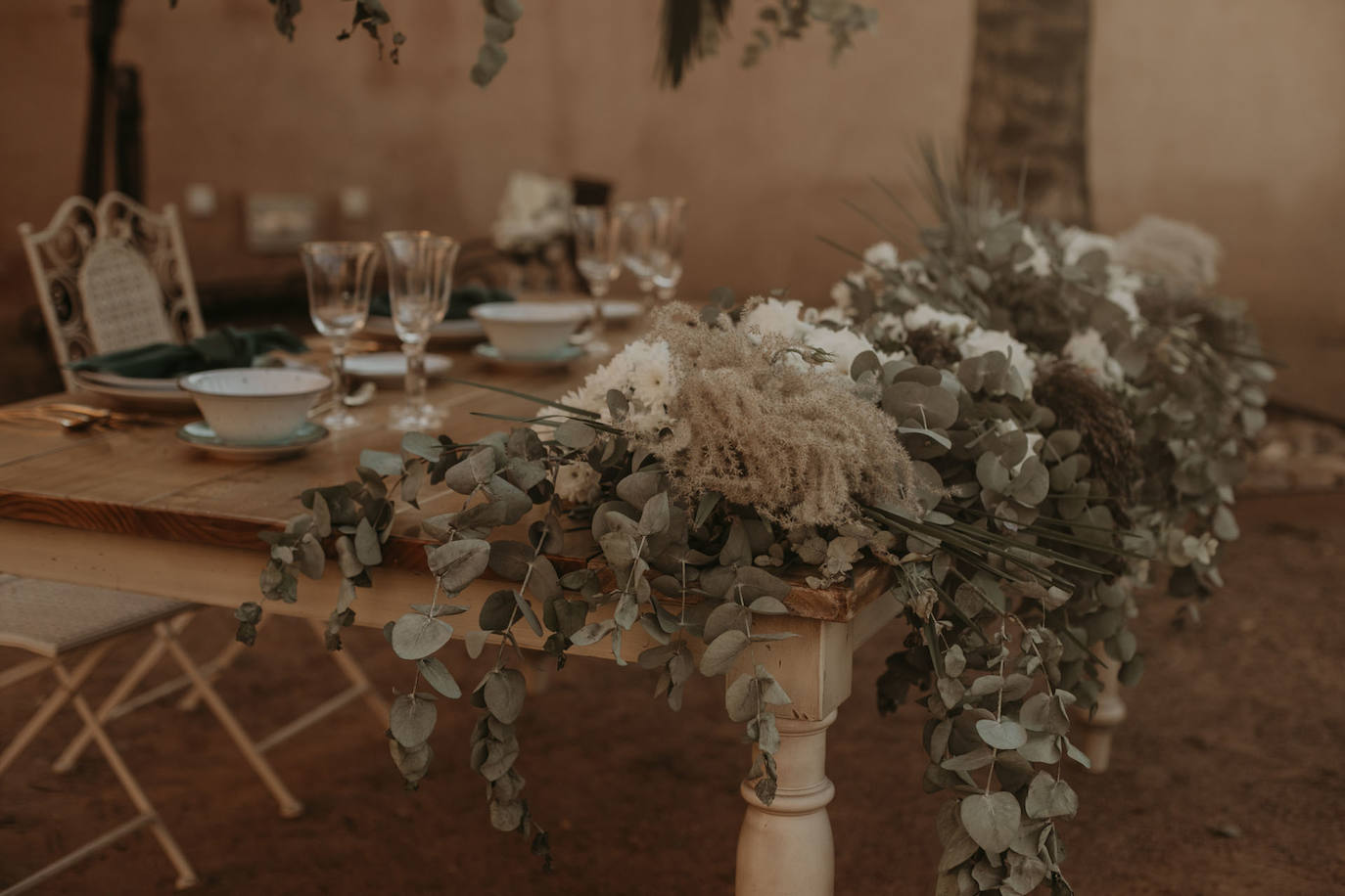 Catarina Santos y David Peralta se han convertido en la primera pareja del país en contraer matrimonio con mascarillas y aforo reducido. A pesar de las estrictas medidas de higiene, se muestran «emocionados» y aseguran que ha sido «la mejor decisión de sus vidas»