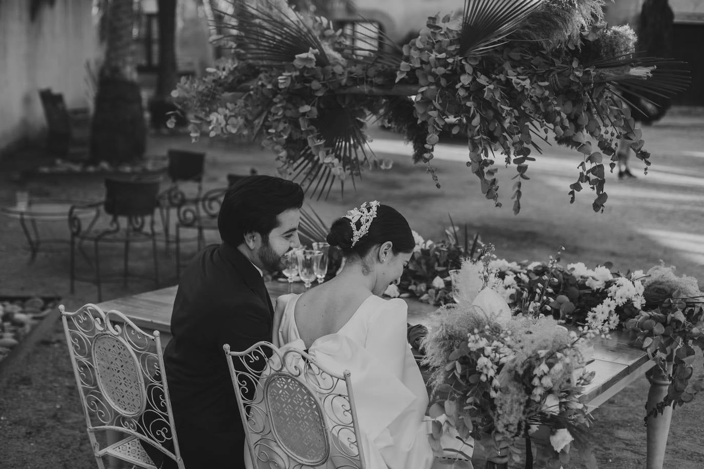 Catarina Santos y David Peralta se han convertido en la primera pareja del país en contraer matrimonio con mascarillas y aforo reducido. A pesar de las estrictas medidas de higiene, se muestran «emocionados» y aseguran que ha sido «la mejor decisión de sus vidas»