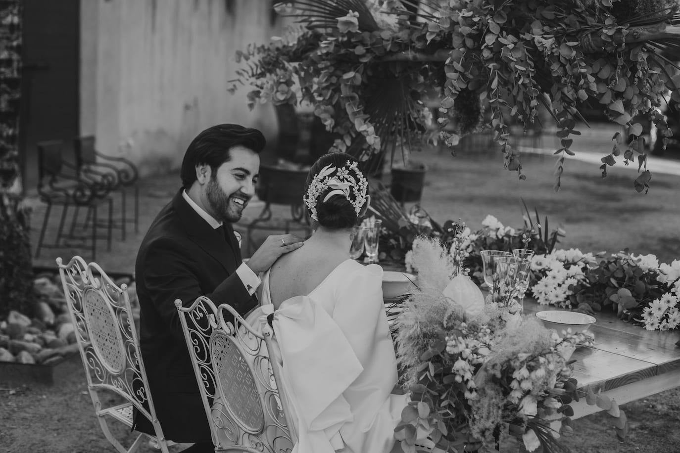 Catarina Santos y David Peralta se han convertido en la primera pareja del país en contraer matrimonio con mascarillas y aforo reducido. A pesar de las estrictas medidas de higiene, se muestran «emocionados» y aseguran que ha sido «la mejor decisión de sus vidas»