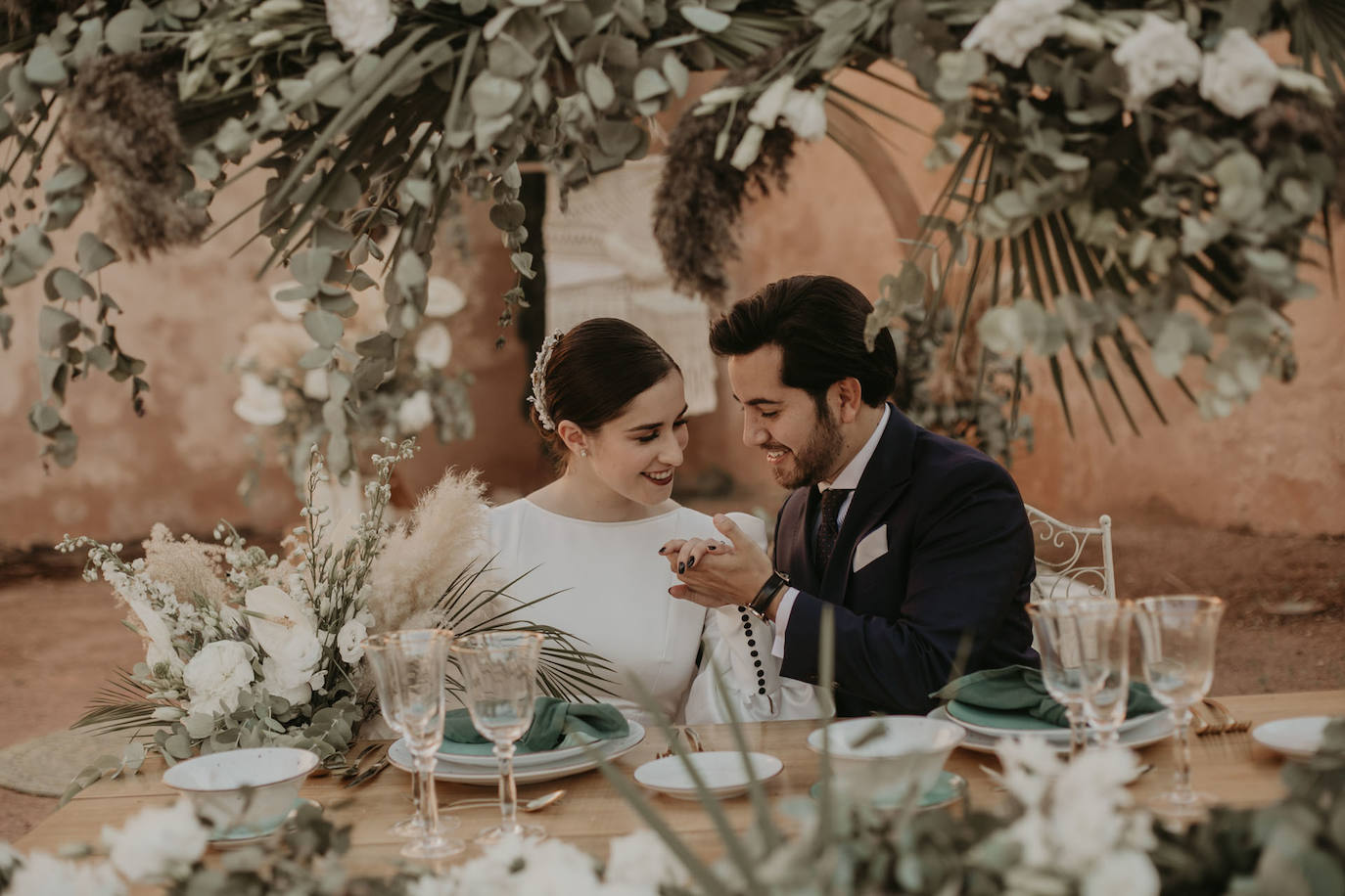 Catarina Santos y David Peralta se han convertido en la primera pareja del país en contraer matrimonio con mascarillas y aforo reducido. A pesar de las estrictas medidas de higiene, se muestran «emocionados» y aseguran que ha sido «la mejor decisión de sus vidas»