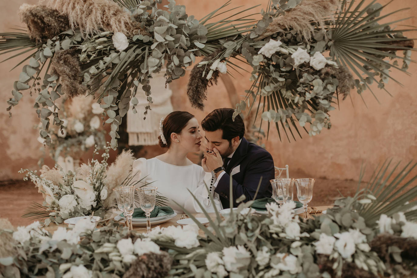 Catarina Santos y David Peralta se han convertido en la primera pareja del país en contraer matrimonio con mascarillas y aforo reducido. A pesar de las estrictas medidas de higiene, se muestran «emocionados» y aseguran que ha sido «la mejor decisión de sus vidas»