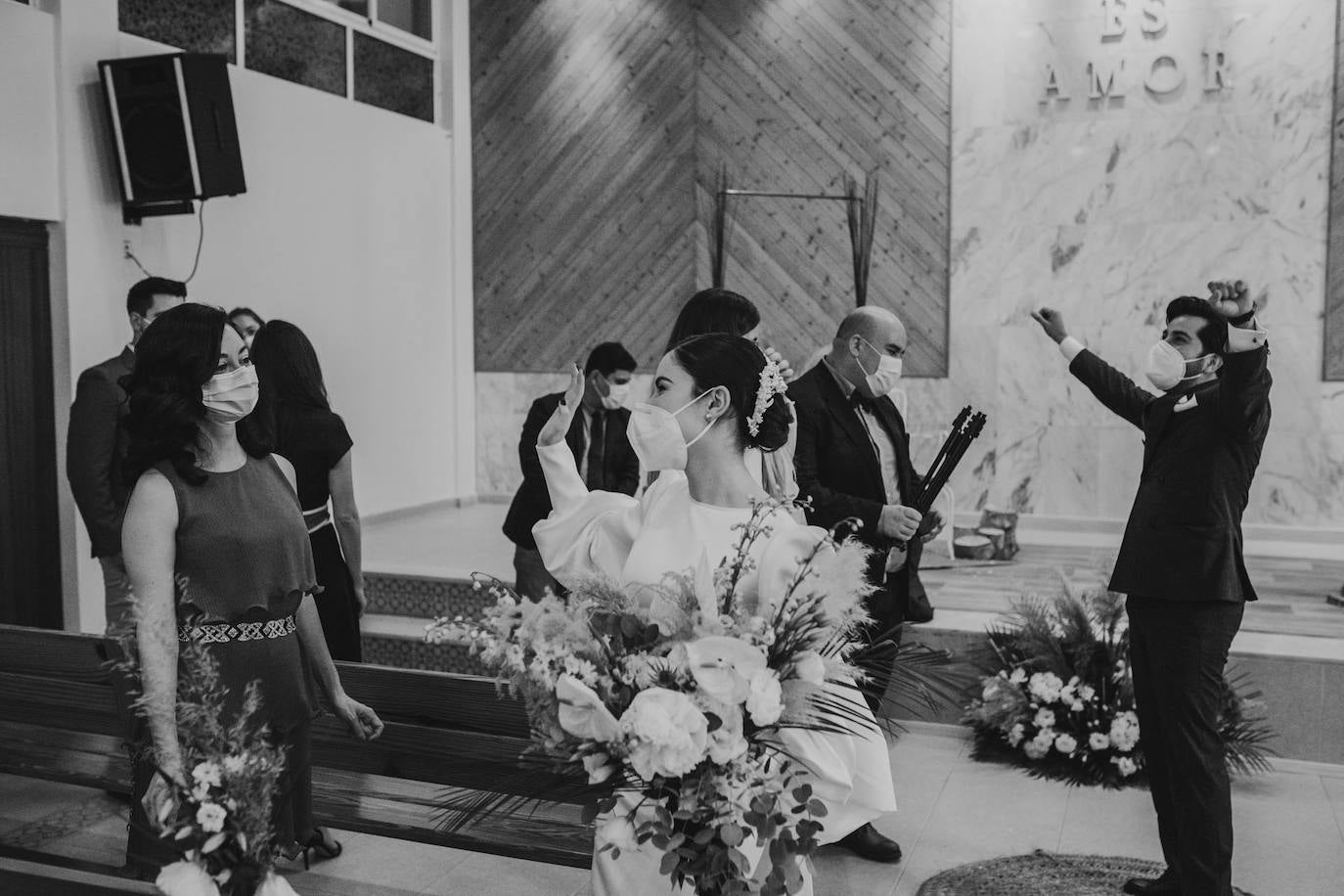 Catarina Santos y David Peralta se han convertido en la primera pareja del país en contraer matrimonio con mascarillas y aforo reducido. A pesar de las estrictas medidas de higiene, se muestran «emocionados» y aseguran que ha sido «la mejor decisión de sus vidas»