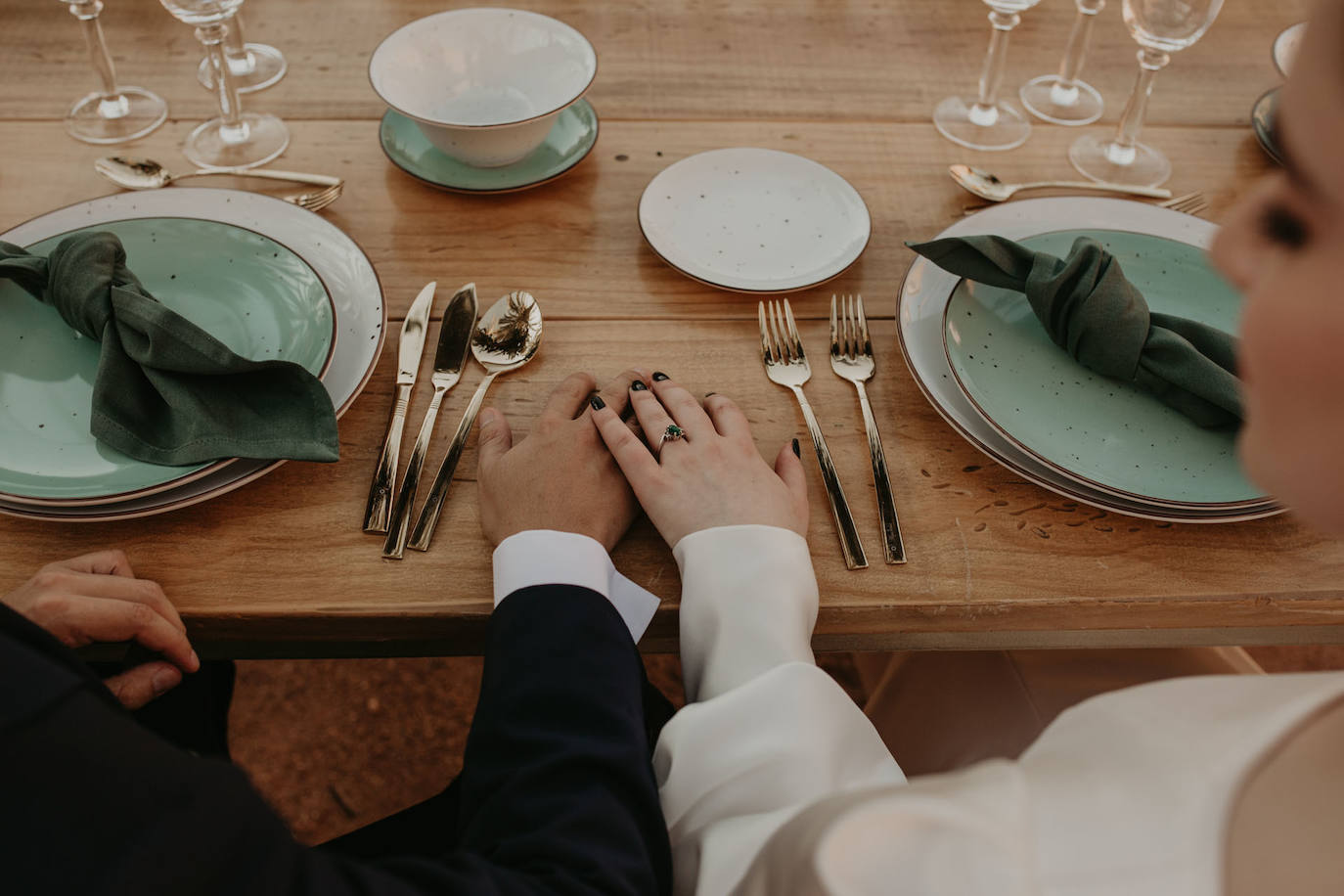 Catarina Santos y David Peralta se han convertido en la primera pareja del país en contraer matrimonio con mascarillas y aforo reducido. A pesar de las estrictas medidas de higiene, se muestran «emocionados» y aseguran que ha sido «la mejor decisión de sus vidas»