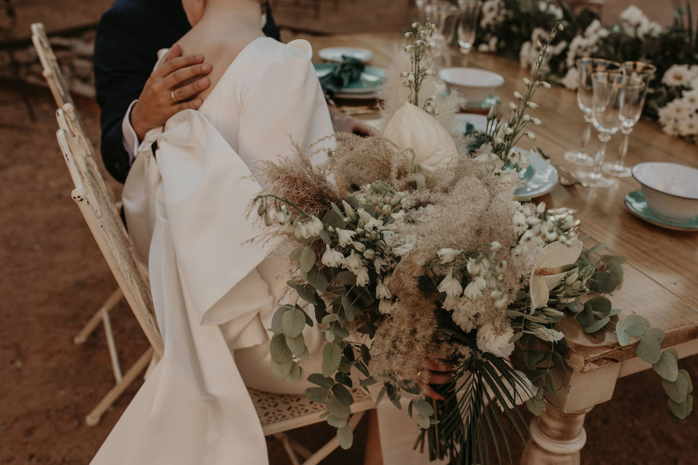 Catarina Santos y David Peralta se han convertido en la primera pareja del país en contraer matrimonio con mascarillas y aforo reducido. A pesar de las estrictas medidas de higiene, se muestran «emocionados» y aseguran que ha sido «la mejor decisión de sus vidas»