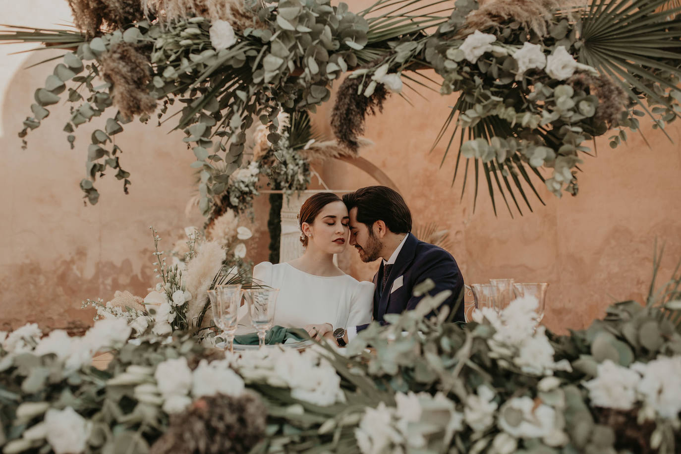 Catarina Santos y David Peralta se han convertido en la primera pareja del país en contraer matrimonio con mascarillas y aforo reducido. A pesar de las estrictas medidas de higiene, se muestran «emocionados» y aseguran que ha sido «la mejor decisión de sus vidas»