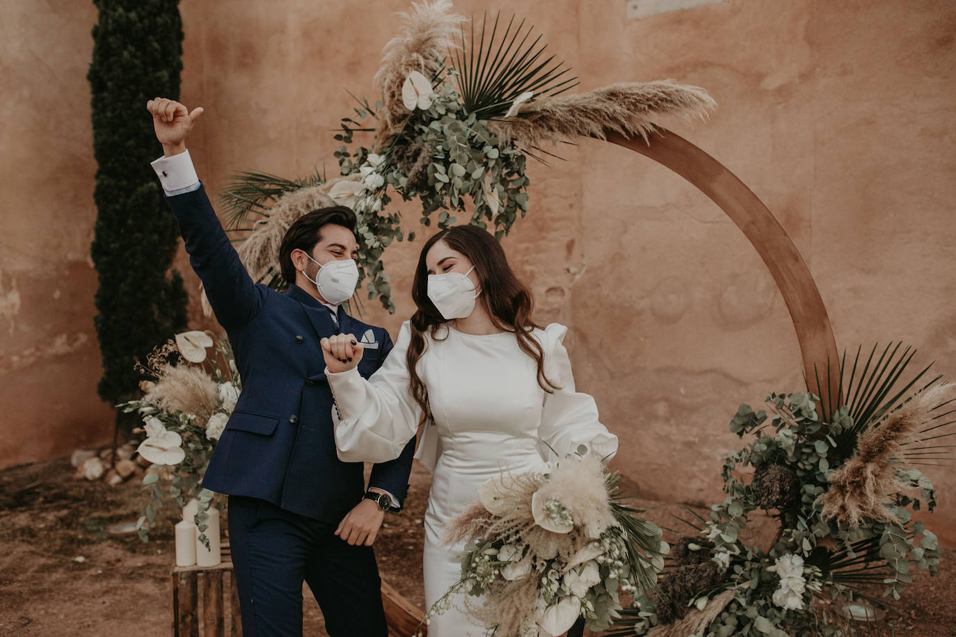 Catarina Santos y David Peralta se han convertido en la primera pareja del país en contraer matrimonio con mascarillas y aforo reducido. A pesar de las estrictas medidas de higiene, se muestran «emocionados» y aseguran que ha sido «la mejor decisión de sus vidas»