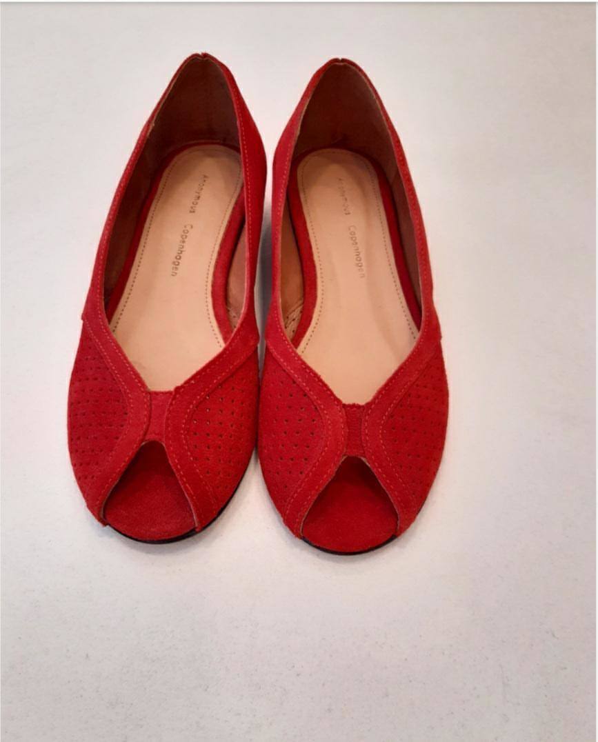 Sandalia 'peep-toe' de color rojo, de la tienda Coquette Bilbao, situada en la calle Telesforo Aranzadi (136 euros). 