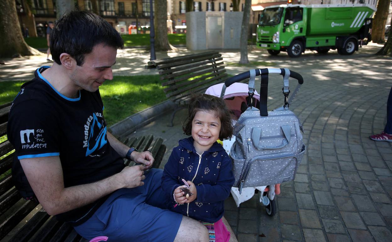 Asier Martínez y las pequeñas Jule, de 3 años, y Lize, de seis meses. 