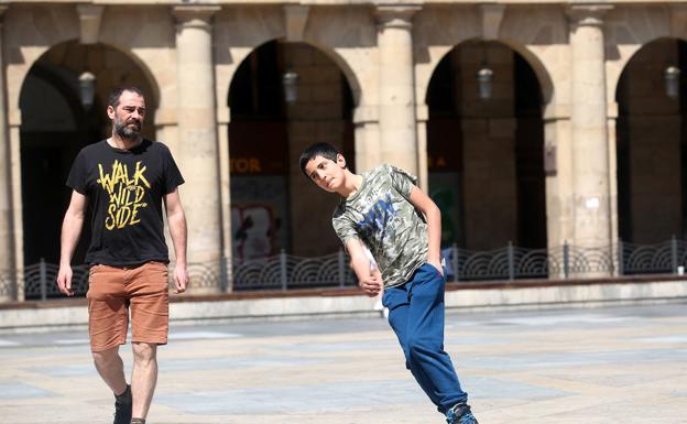 Diego Sorní y Mario, de doce años, siguen descolocados con los horarios. «Salimos un rato a patinar y a casa». 