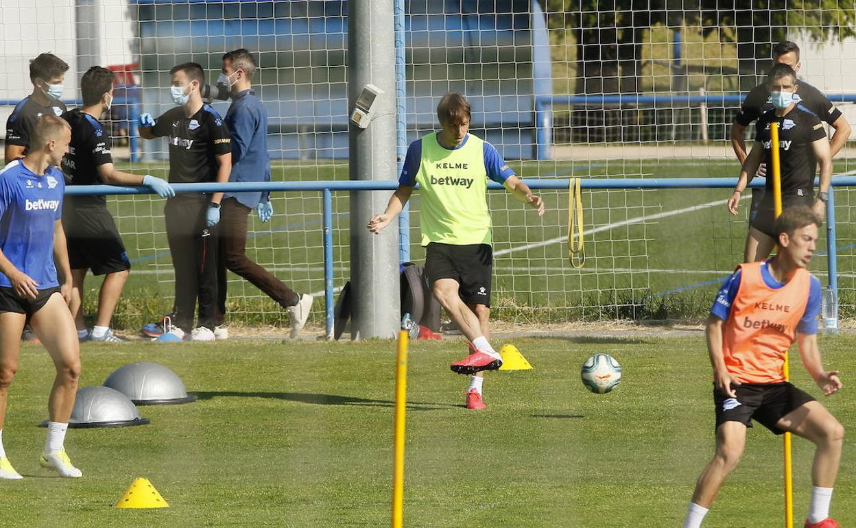 Tomás Pina devuelve un pase en el primer entrenamiento con catorce jugadores. 