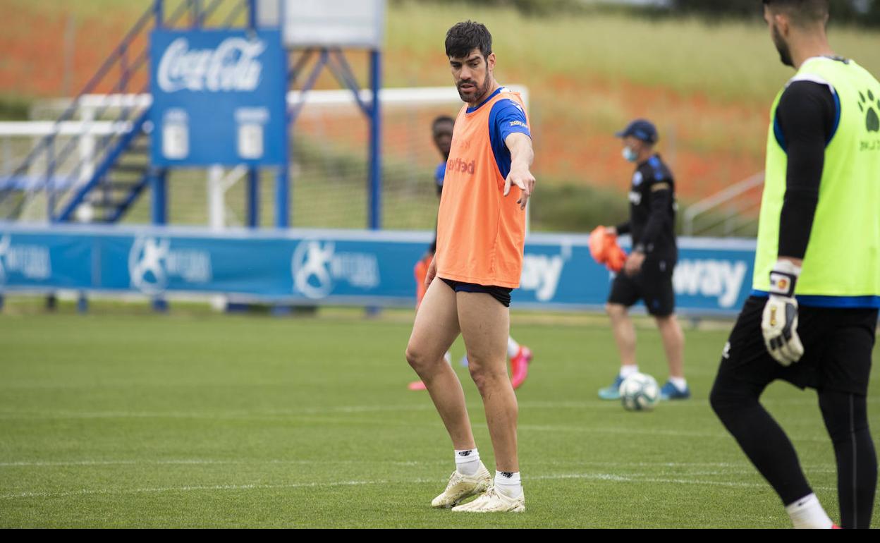 Manu da instrucciones a Pacheco en el entrenamiento de ayer en Ibaia. 