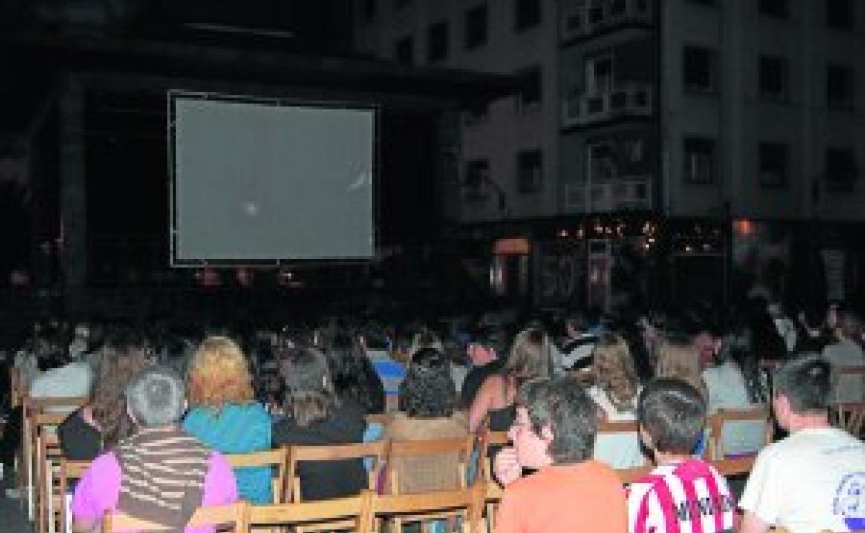 Abanto ofrecerá seis sesiones de cine al aire libre este verano para un aforo de 250 personas