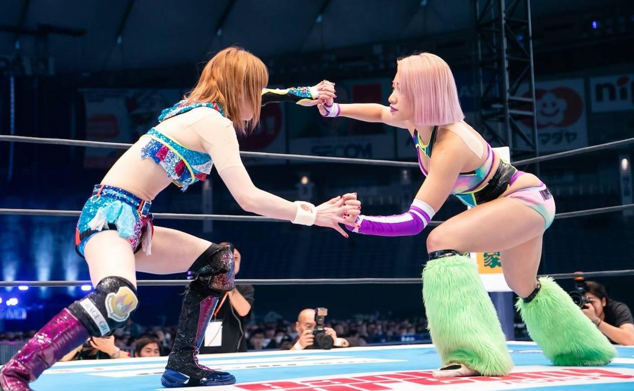 Hana Kimura, con el pelo rosa, aprendió a luchar gracias a su madre, la luchadora Kyoko Kimura. 