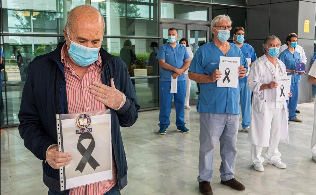 Sanitarios del hospital de Son Espases (Mallorca) homenajean a sus compañeros fallecidos.