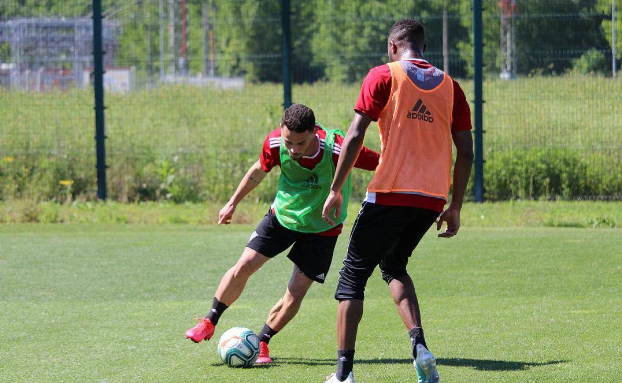 Hasta ahora, desde que se reanudaron los entrenamientos, solo podía haber trabajo individual o en grupos reducidos, como el que integraban Matheus y Sagnan.