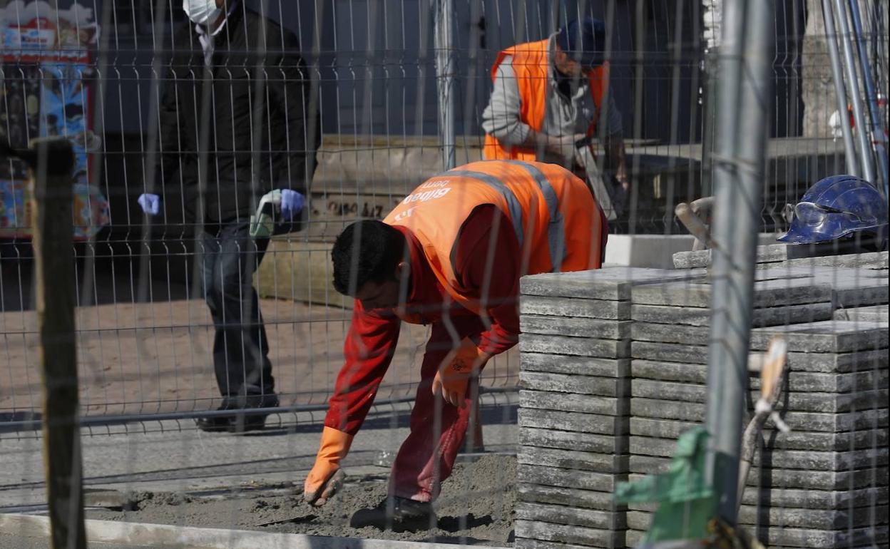 Un operario realiza trabajos de mejora en la vía pública.