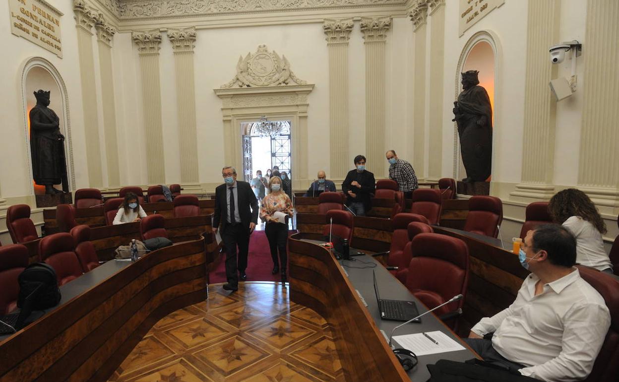 El presidente de las Juntas, Pedro Elosegi, accede con mascarilla a las Juntas Generales.