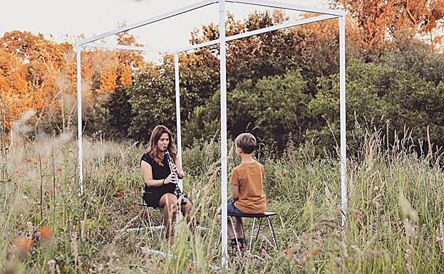 A la clarenitista tarraconense Laura Ruiz le tocó estrenarse con un niño alemán en un campo de amapolas.