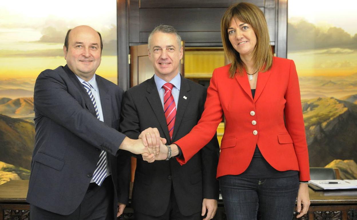 Ortuzar, Urkullu y Mendia, durante la firma del acuerdo de gobierno en 2016. 