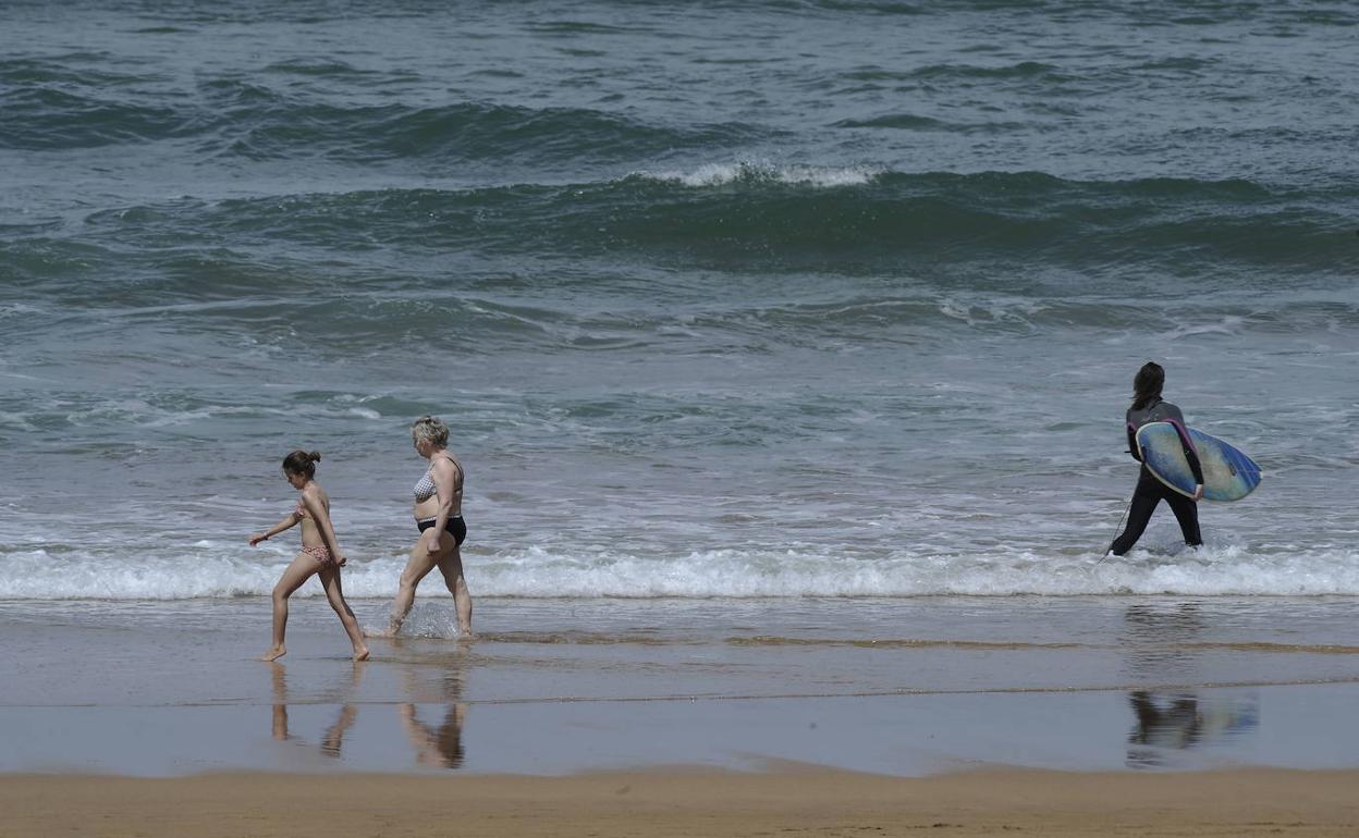 Surfistas rescatan a un bañista en la playa de La Arena