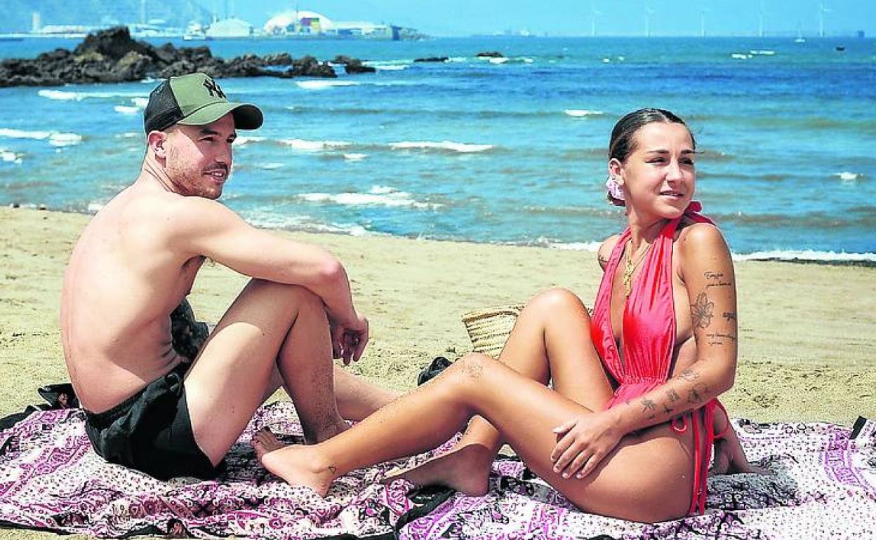 Una pareja disfruta de una jornada soleada ayer en Arrigunaga. 