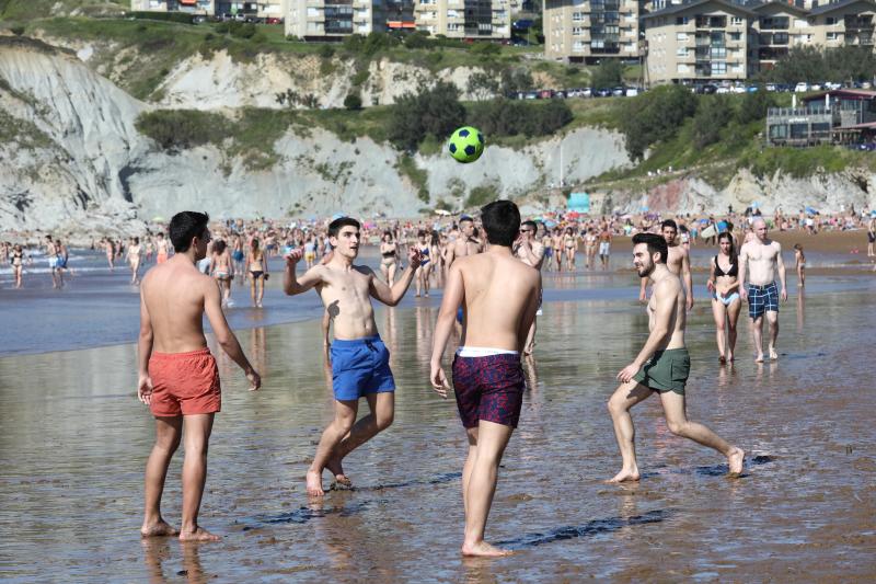 Fotos: Del confinamiento a las playas abarrotadas en Bizkaia