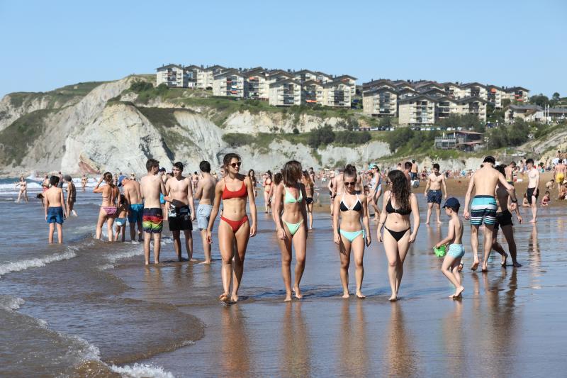 Fotos: Del confinamiento a las playas abarrotadas en Bizkaia