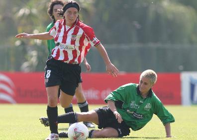 Imagen secundaria 1 - Arriba, en la celebración de la Superliga de 2005. Abajo zafándose de una rival y festejando junto a su hermano Iñigo Juaristi una de los títulos logrados en San Mamés. 