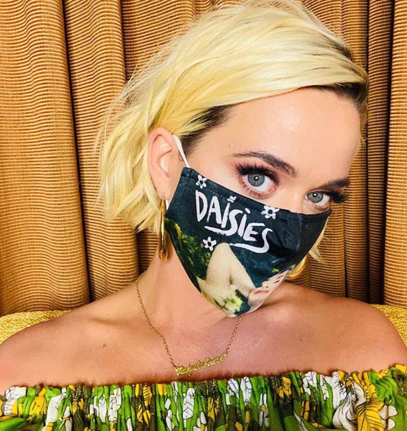 La cantante californiana Katy Perry, de 35 años, mostró su rostro con una mascarilla solidaria: negra y con flores. El dinero recaudado, tal y como explicó en la publicación, será destinado a una organización de Santa Bárbara, su ciudad natal.