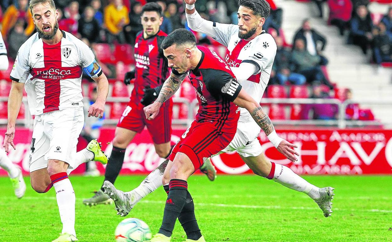 Antonio Sánchez se dispone a chutar en un lance del duelo ante el Huesca, el último partido que en la Liga ha ganado el Mirandés como anfitrión (2-0).