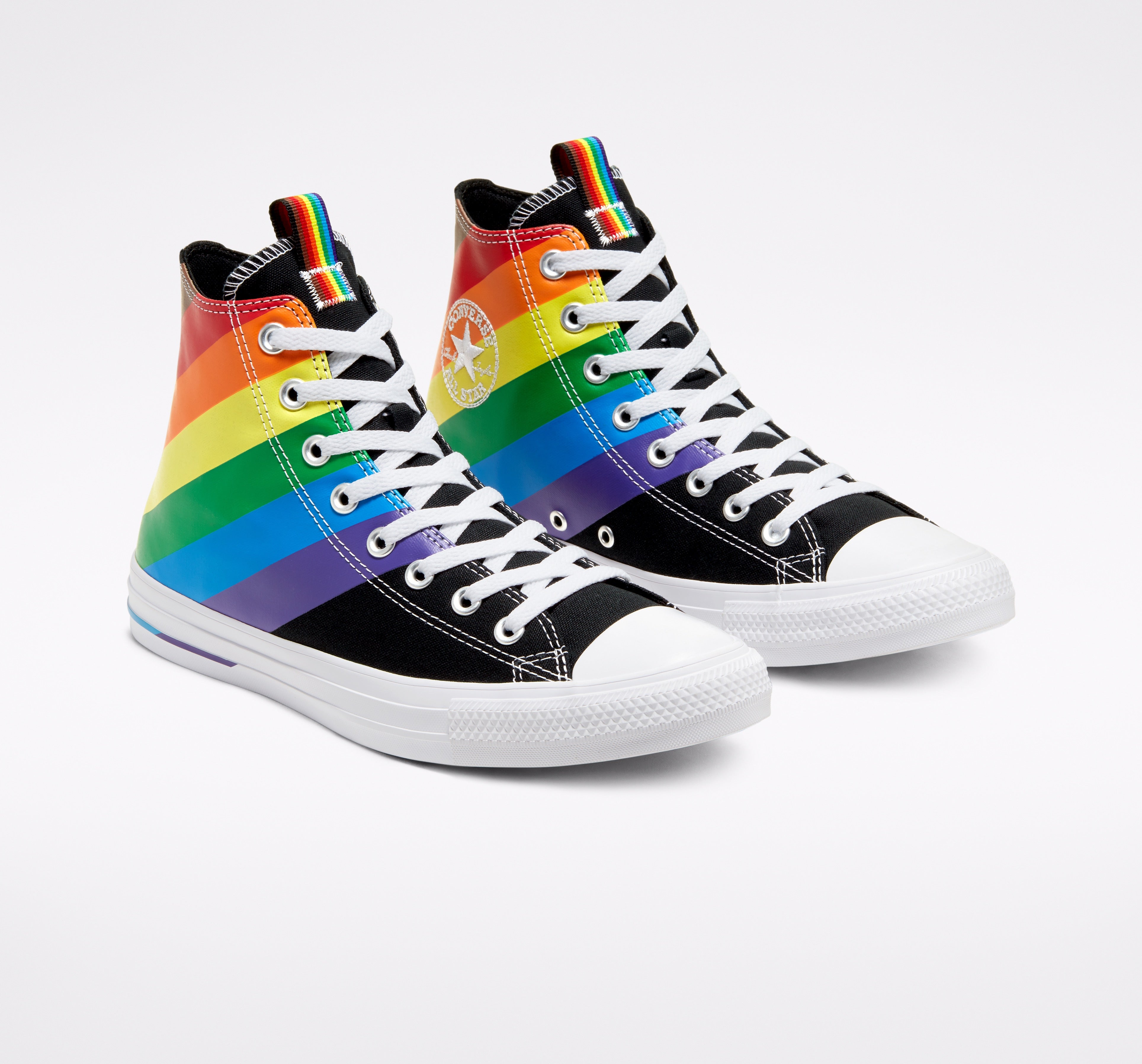 Fotos: Las zapatillas de Nike, Converse y New Balance se tiñen con los colores del Orgullo para apoyar la diversidad