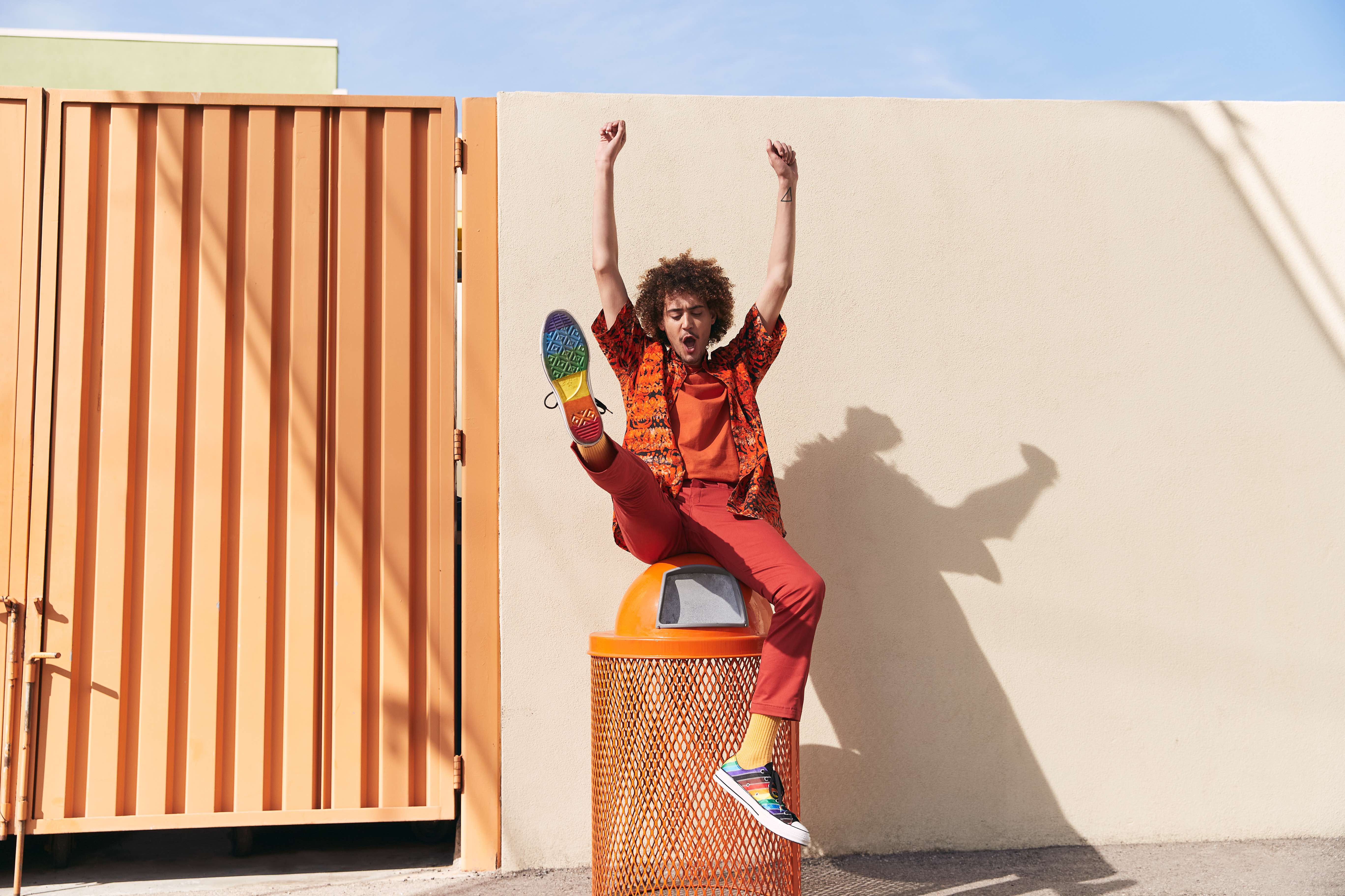 Fotos: Las zapatillas de Nike, Converse y New Balance se tiñen con los colores del Orgullo para apoyar la diversidad