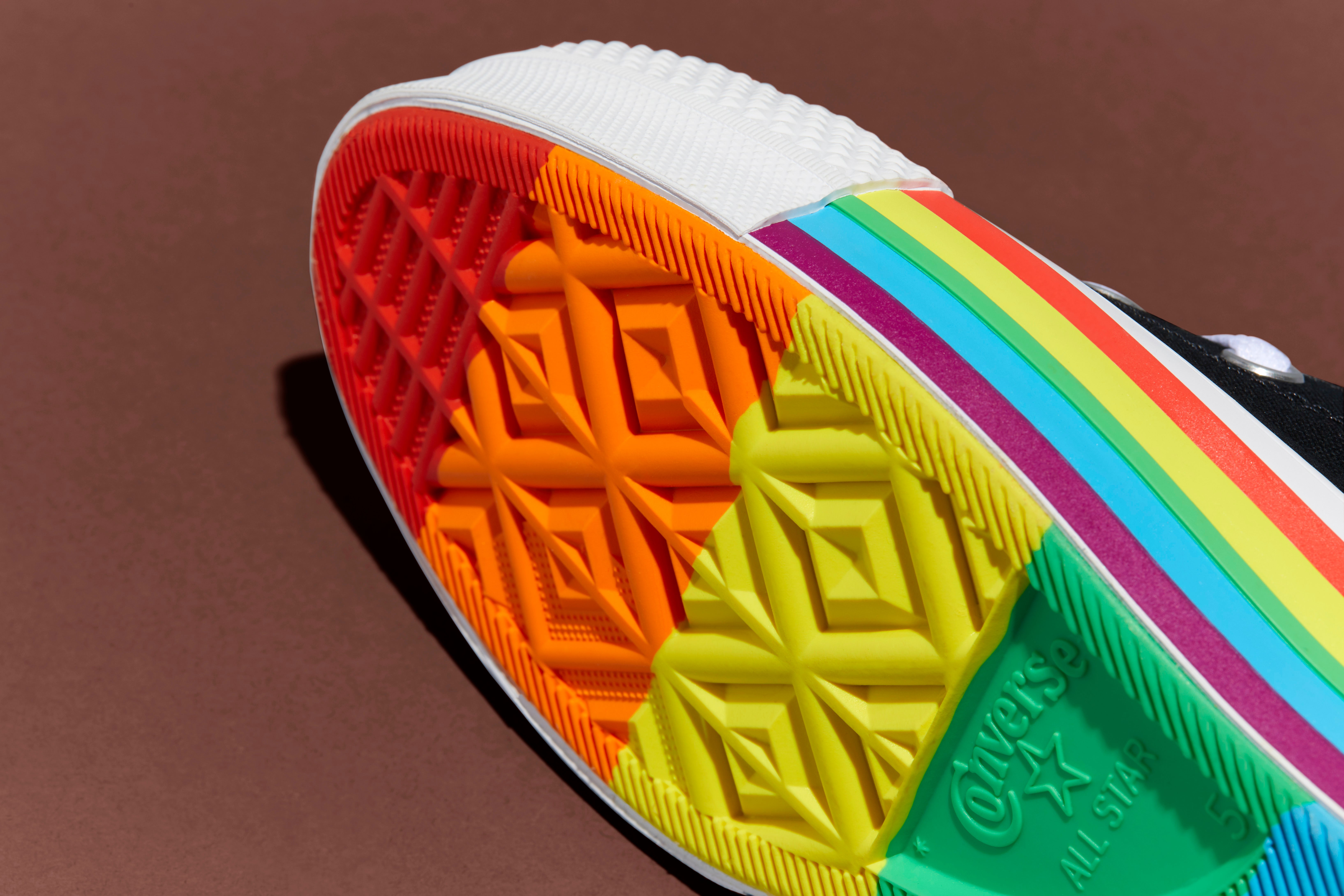 Fotos: Las zapatillas de Nike, Converse y New Balance se tiñen con los colores del Orgullo para apoyar la diversidad