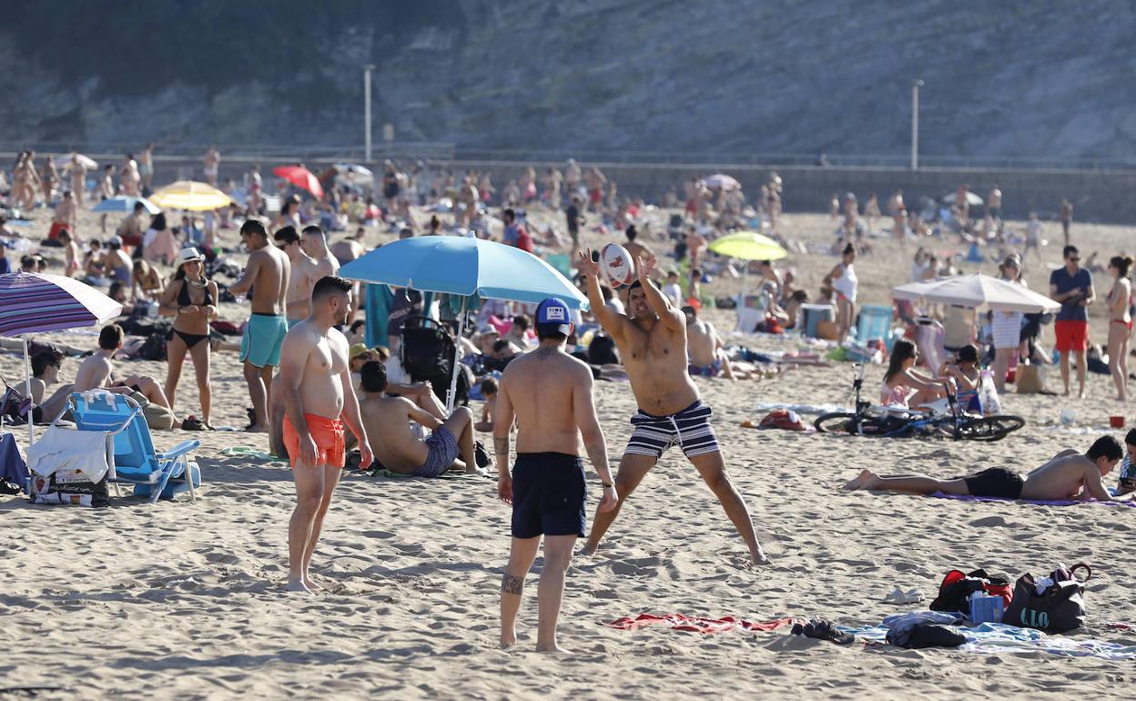En la mayoría de los arenales se ha prohibido tumbarse en la arenal.