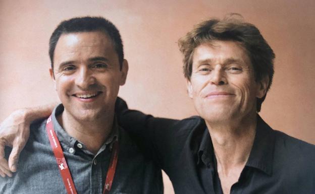 Toni García con el actor Willem Dafoe en 2010.