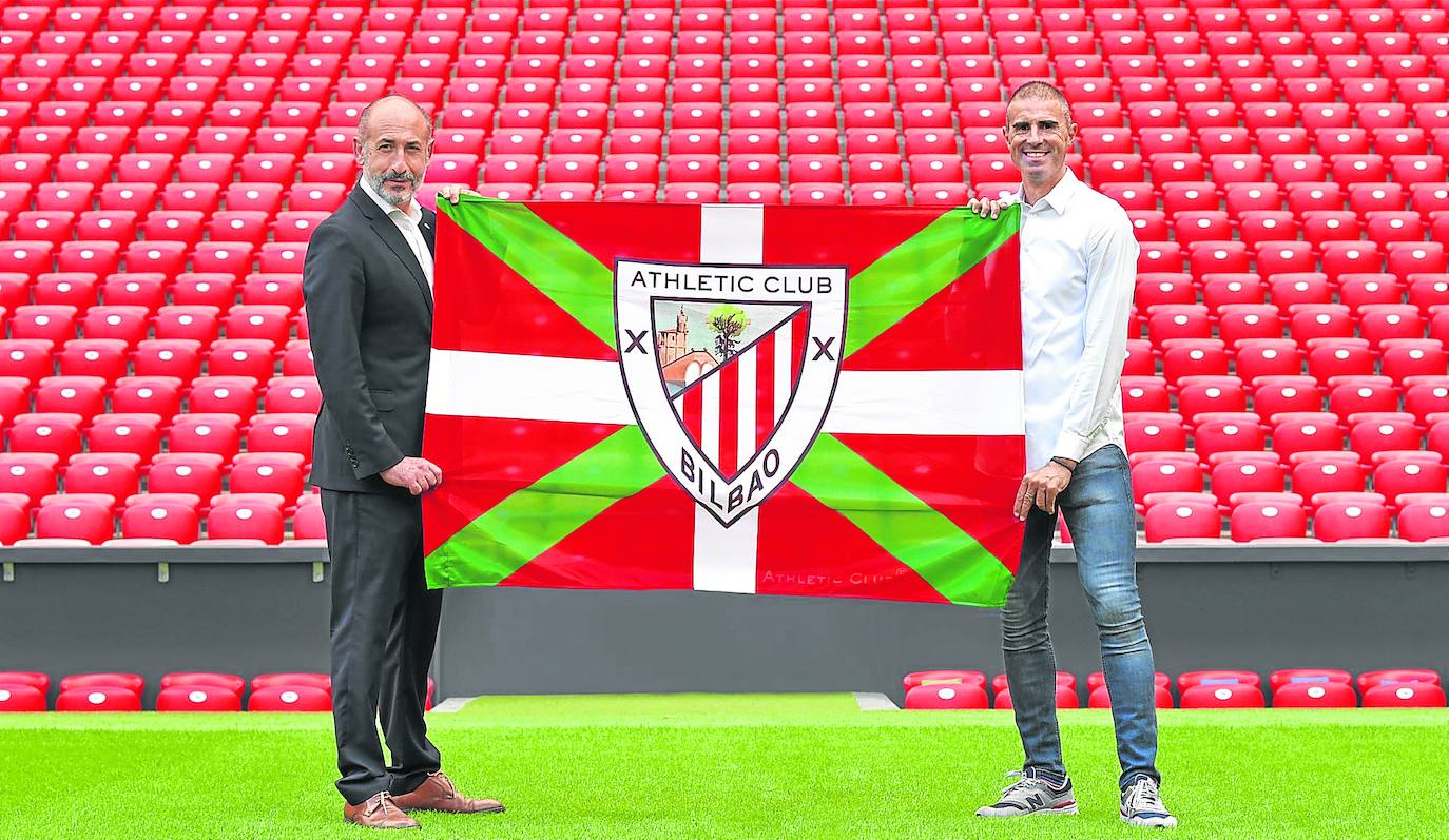 Aitor Elizegi y Gaizka Garitano posan en San Mamés con una ikurriña para escenificar la renovación del técnico por una temporada.