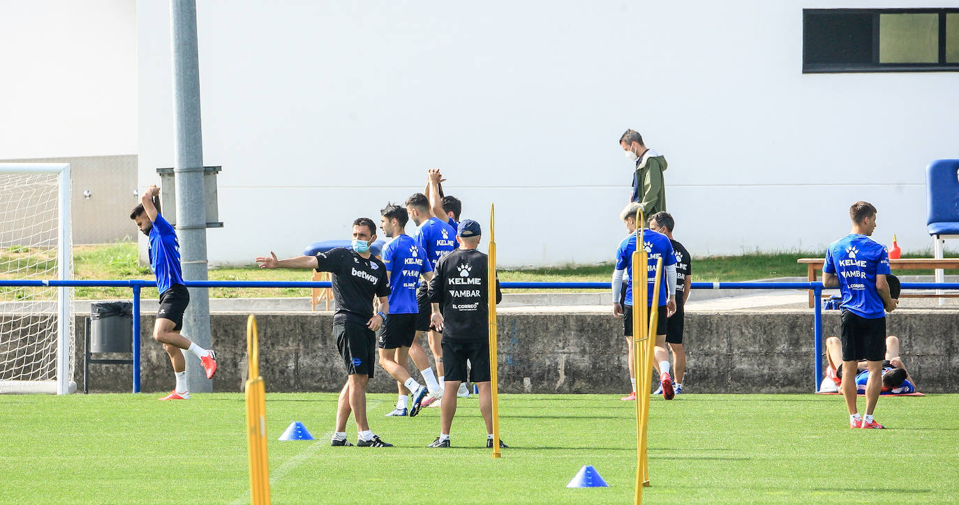 Fotos: El Alavés ya entrena con toda la plantilla junta