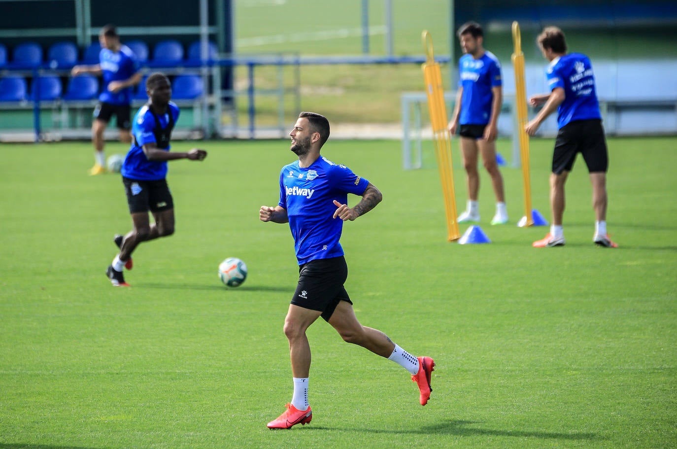 Fotos: El Alavés ya entrena con toda la plantilla junta