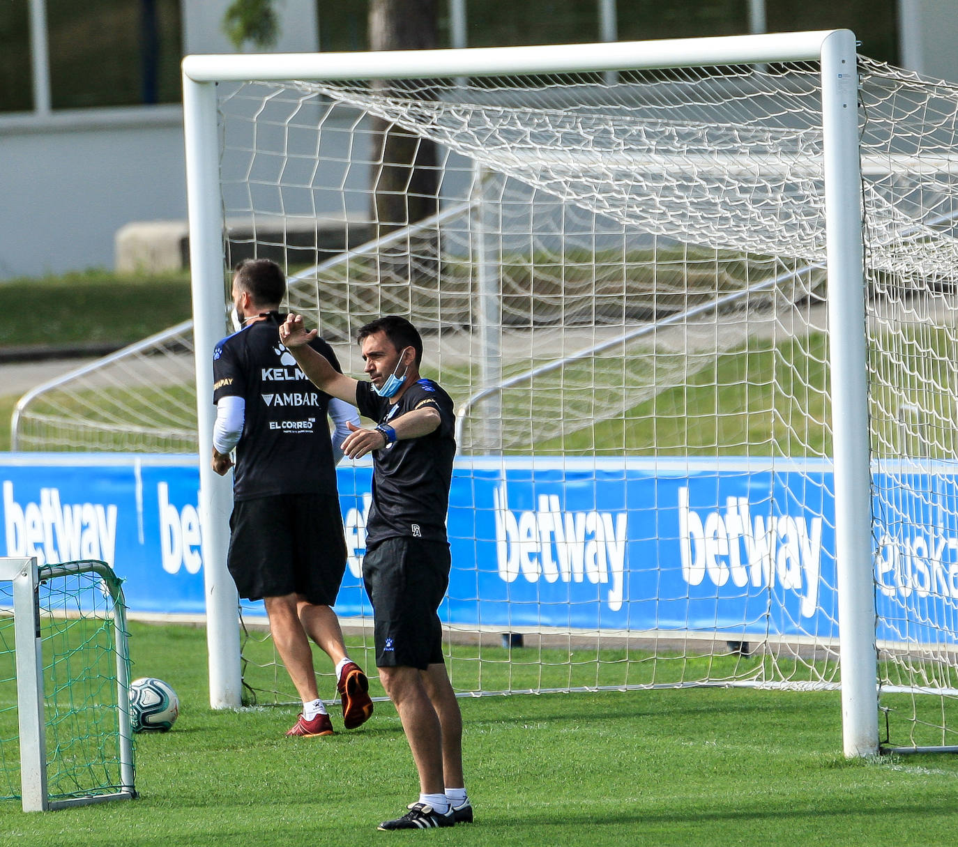 Fotos: El Alavés ya entrena con toda la plantilla junta