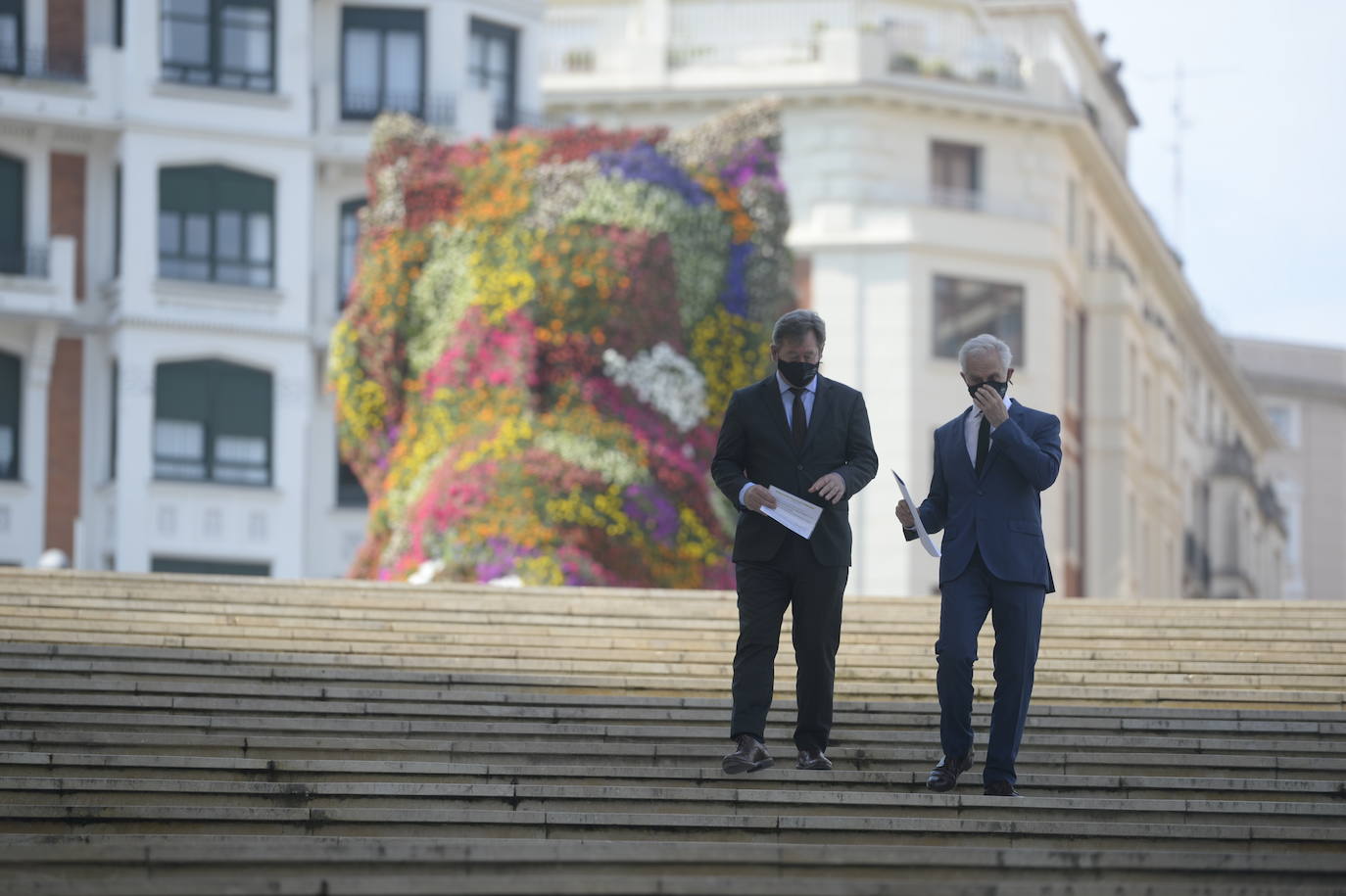 El consejero de Cultura, Bingen Zupiria, y el director del Guggenheim, Juan Ignacio Vidarte, en la entrada del museo.