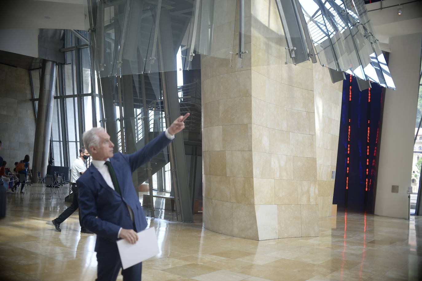 El consejero de Cultura, Bingen Zupiria, y el director del Guggenheim, Juan Ignacio Vidarte, en la entrada del museo.