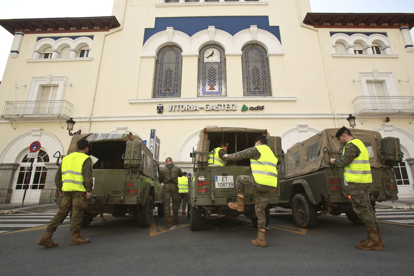 EH Bildu se queda solo en su crítica a las tareas de limpieza del Ejército