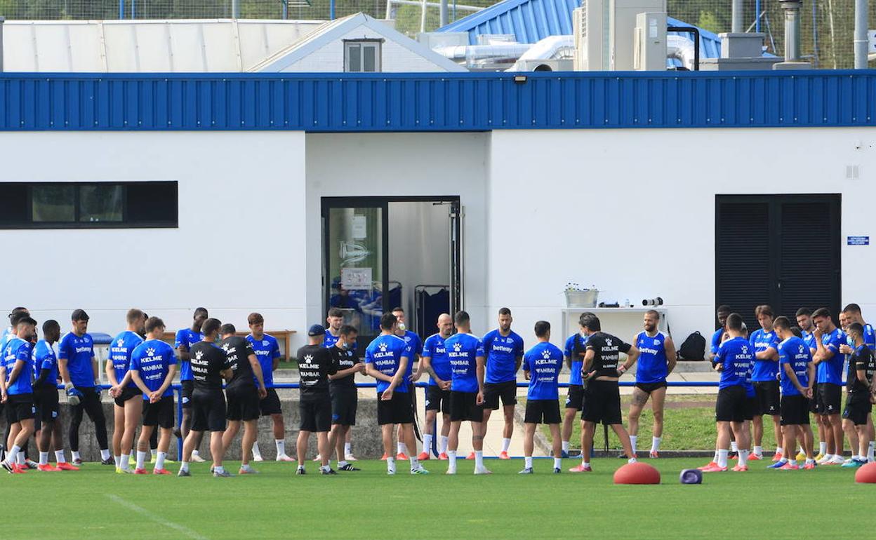 El entrenamiento ha empezado con una charla grupal. 